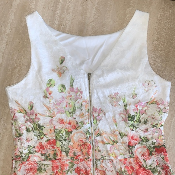 GABBY SKYE retro floral lace dress, sleeveless, white base Back zip. 12 - Picture 11 of 17